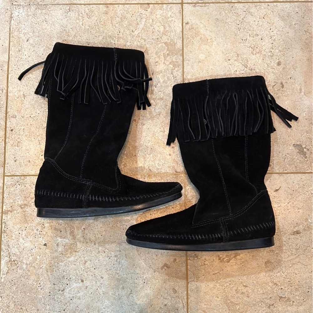 Minnetonka Moccasin fringe boots womens size 6